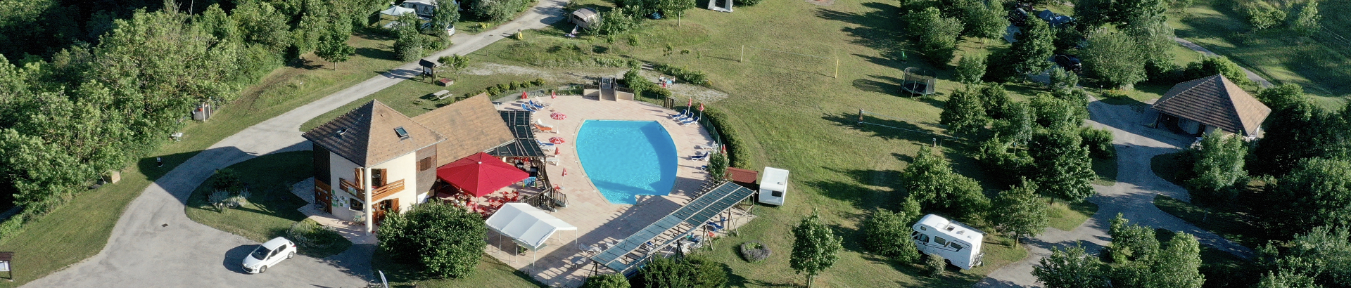 Vue aerienne de l'accueil du camping Belleroche