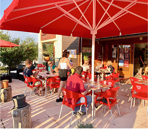 Le snack du camping Belle Roche : plats régionaux, pizzas, burgers, salades variées, grillades