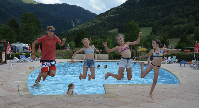 Jeux et détente à la piscine panoramique chauffée