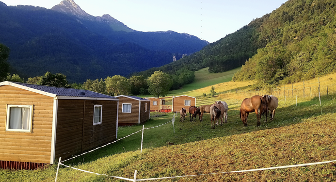 Nous accueillons également les montures (garage et nécessaire de réparation de vélos, espace de parcage des chevaux)