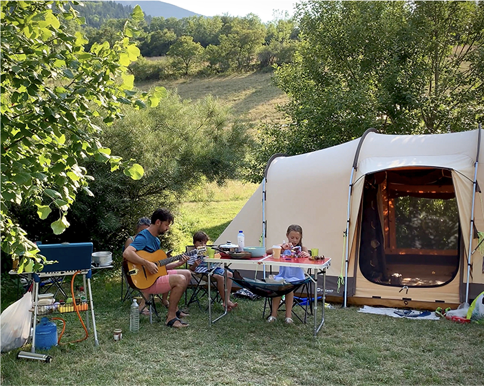 Un moment de plaisir partagé au camping Belle Roche