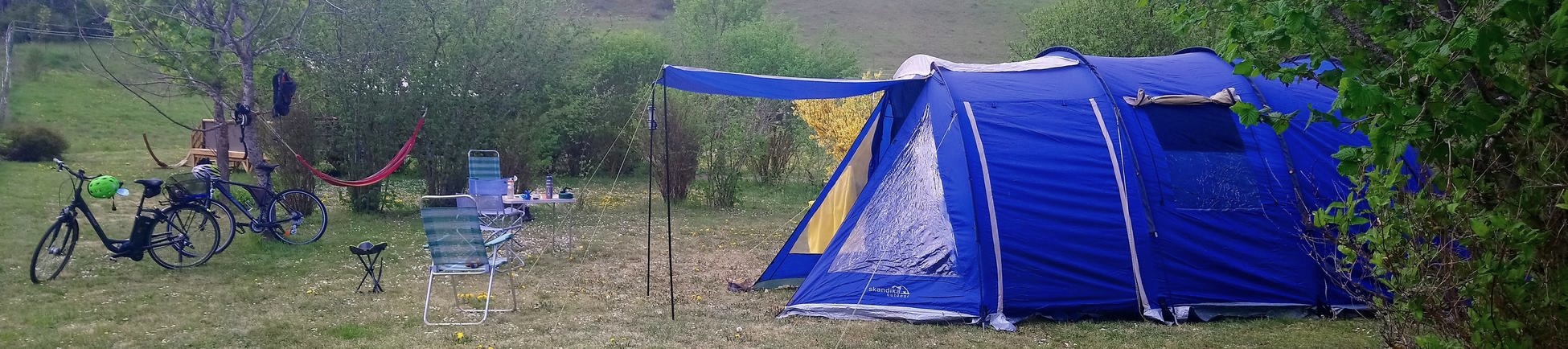 La tente sur un vaste emplacement herbeux : le "vrai" camping pour des moments inoubliables