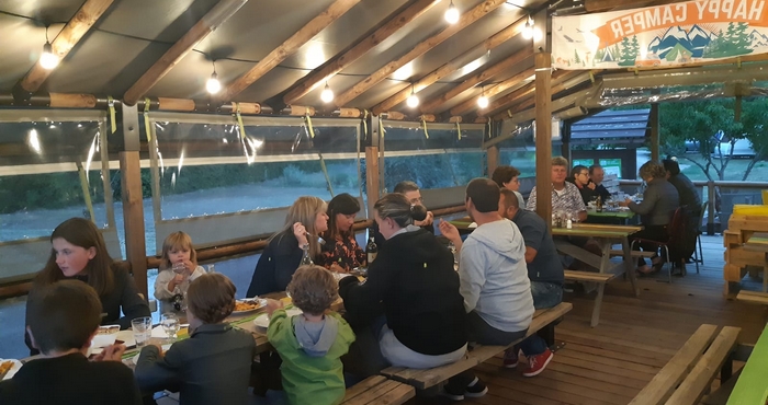 Repas de groupes d'amis ou de familles dans le Cosy Cool