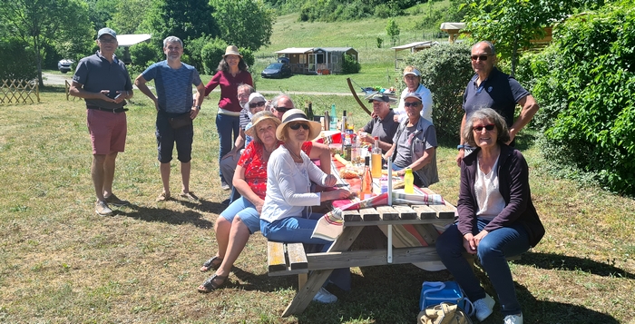 un groupe d'amis autour du barbecue collectif